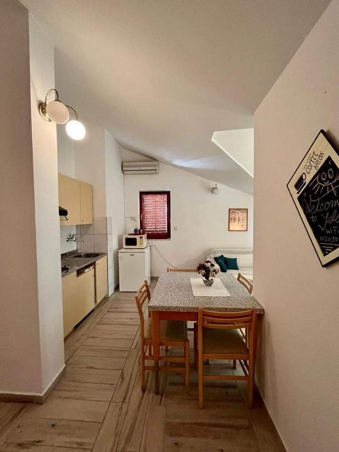 Gorana Apartman With Swimming Pool Apartment Jelsa  Exterior photo