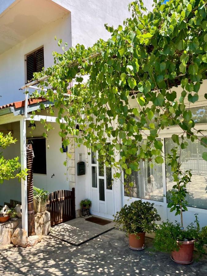 Gorana Apartman With Swimming Pool Apartment Jelsa  Exterior photo