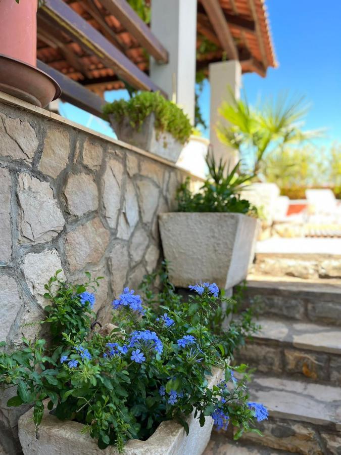 Gorana Apartman With Swimming Pool Apartment Jelsa  Exterior photo