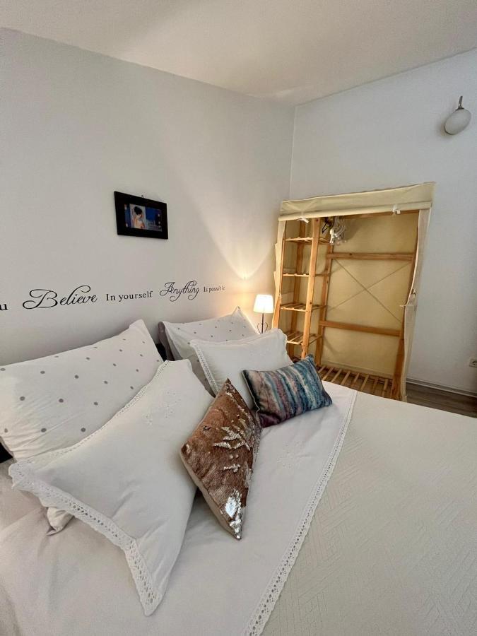 Gorana Apartman With Swimming Pool Apartment Jelsa  Exterior photo