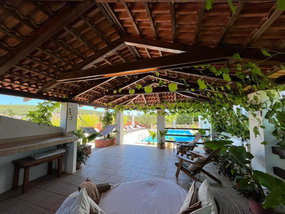 Gorana Apartman With Swimming Pool Apartment Jelsa  Exterior photo